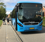 Blå skolebus fra Midttrafik ved Bakkegårdsskolen